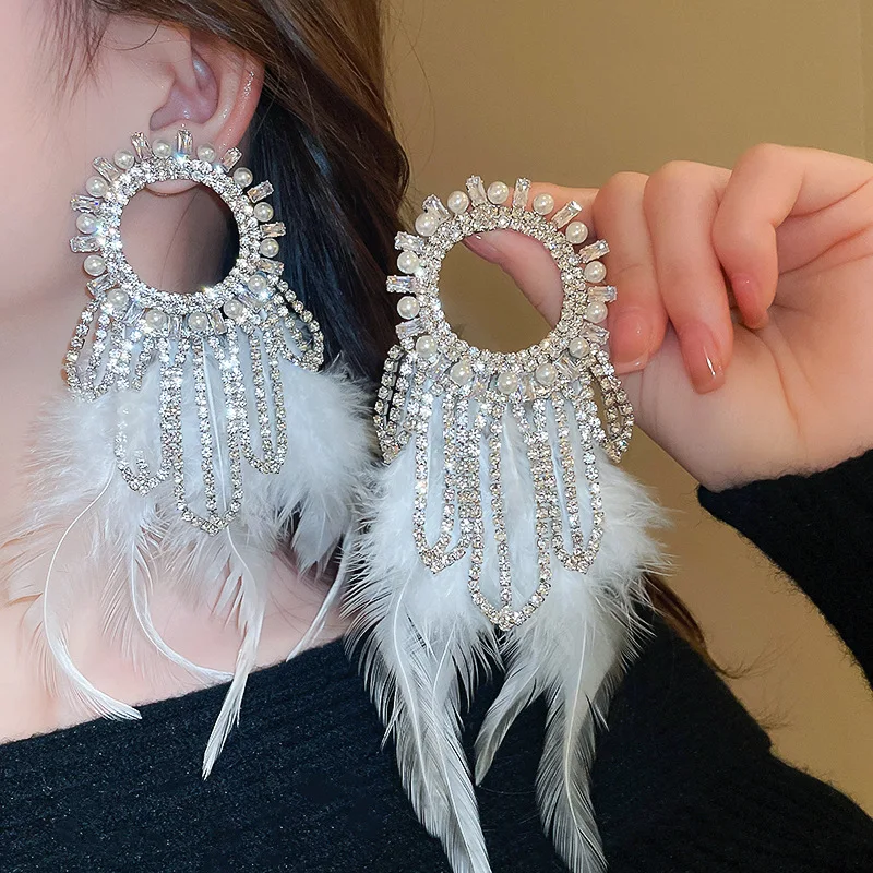 NISHIZAWA-Boucles d'Oreilles Créoles avec Pompon Plume pour Femme, Boucles d'Oreilles Luxueuses et Légères