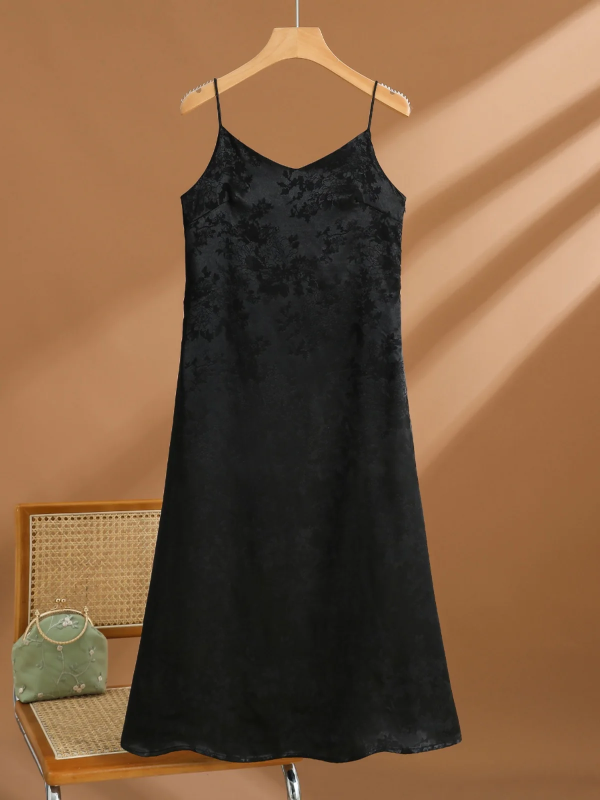 Robe longue trapèze en Satin et acétate chinois brodé, avec fermeture éclair latérale, avec sangle, nouvelle collection été 2024