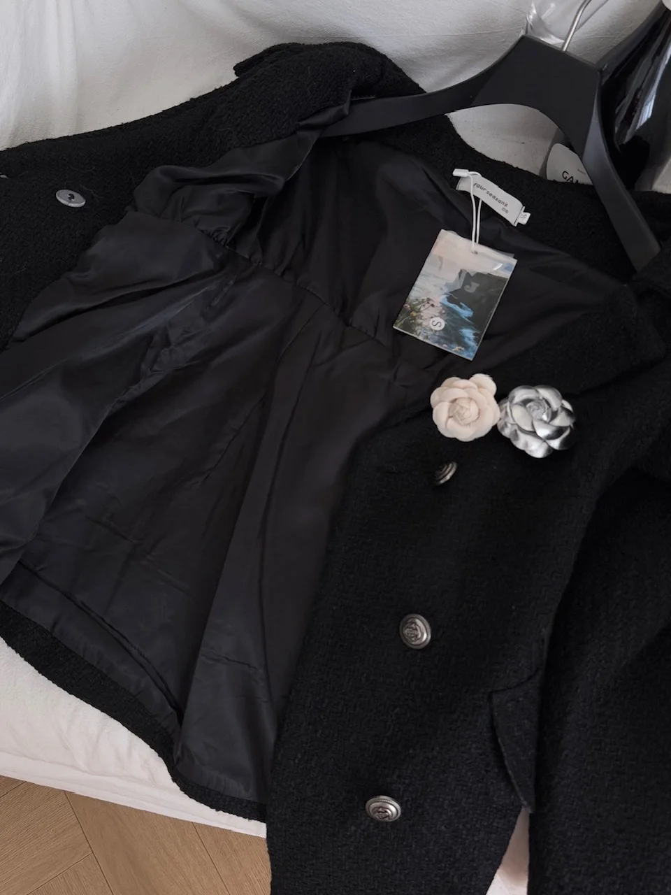 Top Preto E com Decote em V e Cinto, Estilo Slimming, Moda Fena em Fibra de Poliéster para Outono e Inverno