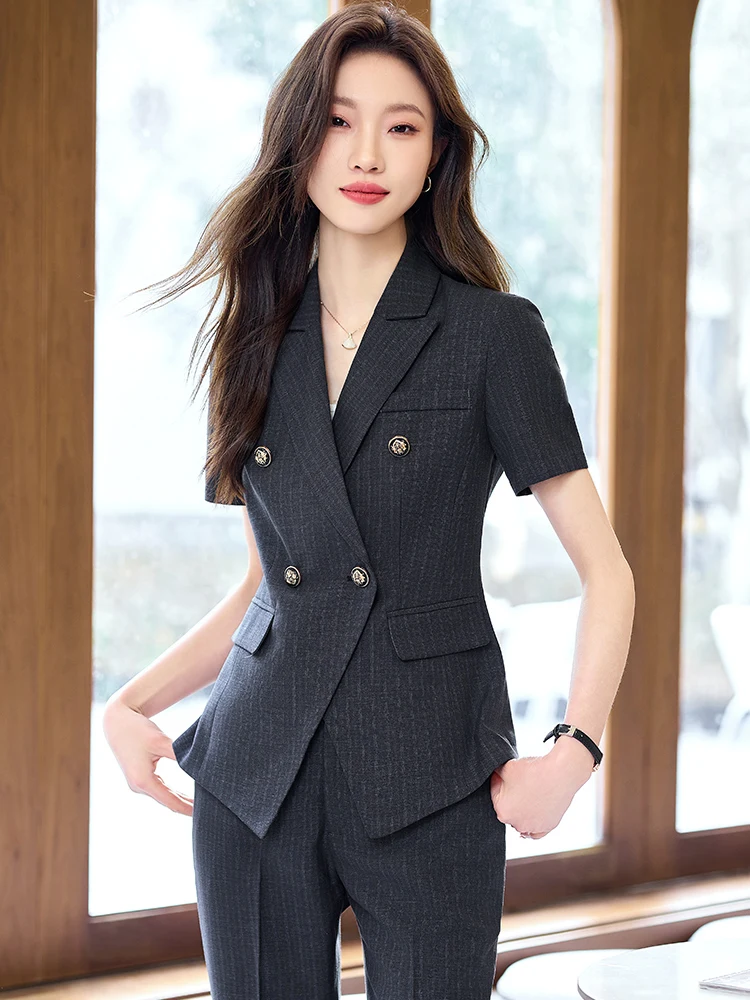 

Летний женский костюм 2026: Пиджак в полоску с коротким рукавом и комплект с коротким рукавом в деловом стиле для профессиональной карьеры, придающий образу элегантность и уверенность.