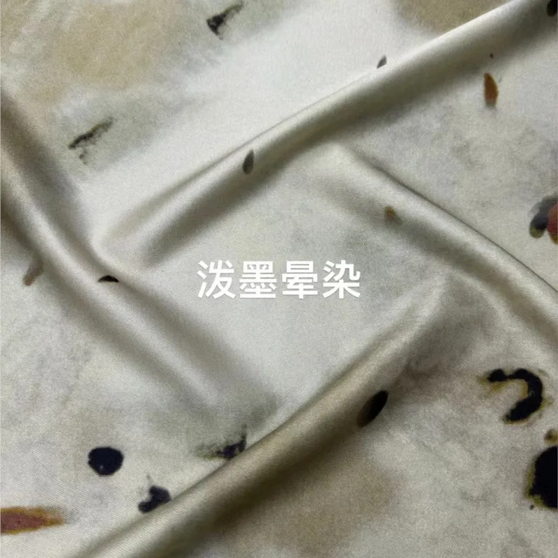 Der Stoff besteht aus hochwertigem, maßgeschneidertem Seiden-Träger-Top-Kleid-Set aus inktwaschbarem, sprühgefärbtem beigem, elastischem Twill