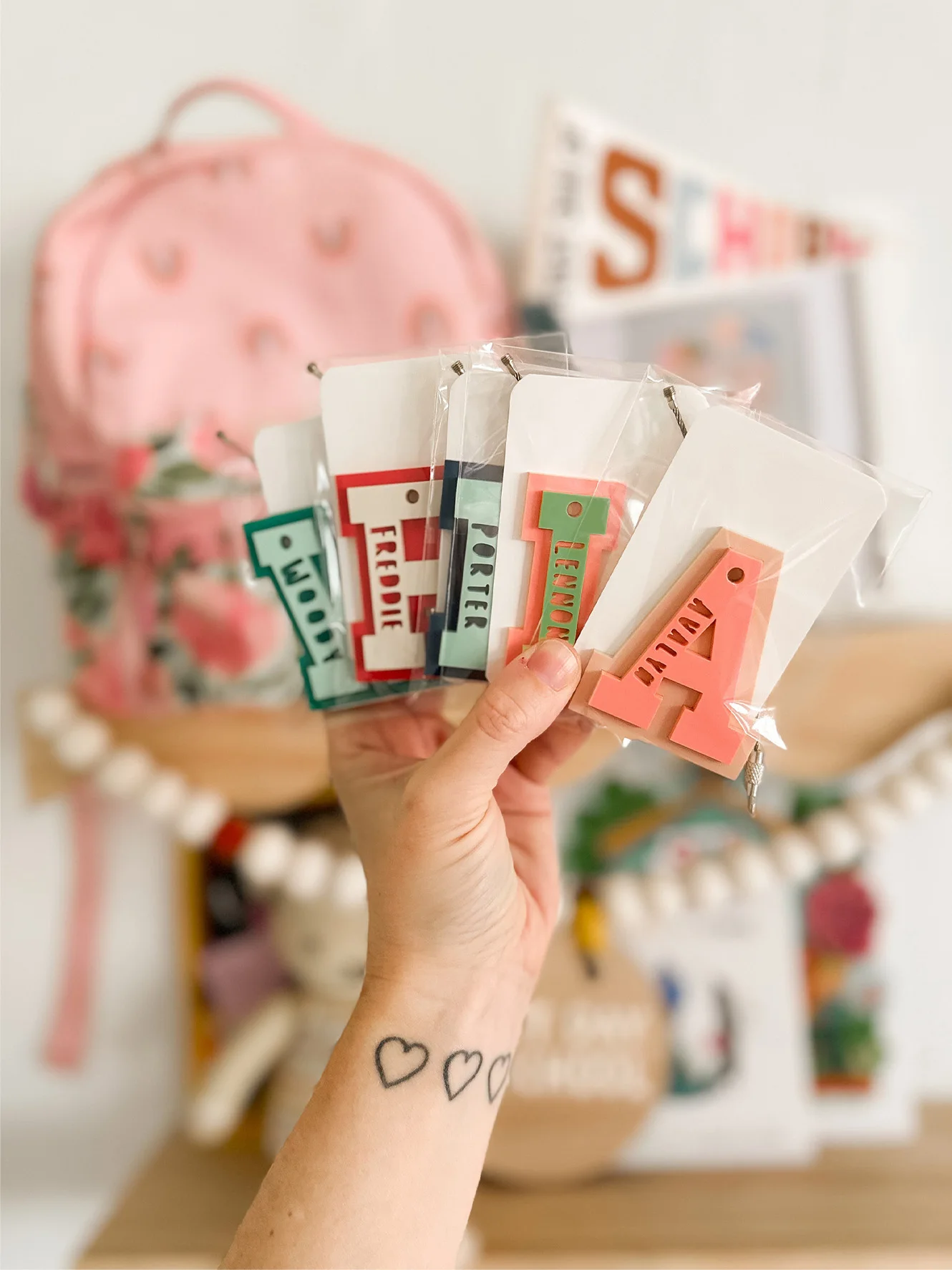 Customized letter keychains, university letter tags, package tags, acrylic package tags, keychains. Suitable for any occasion in