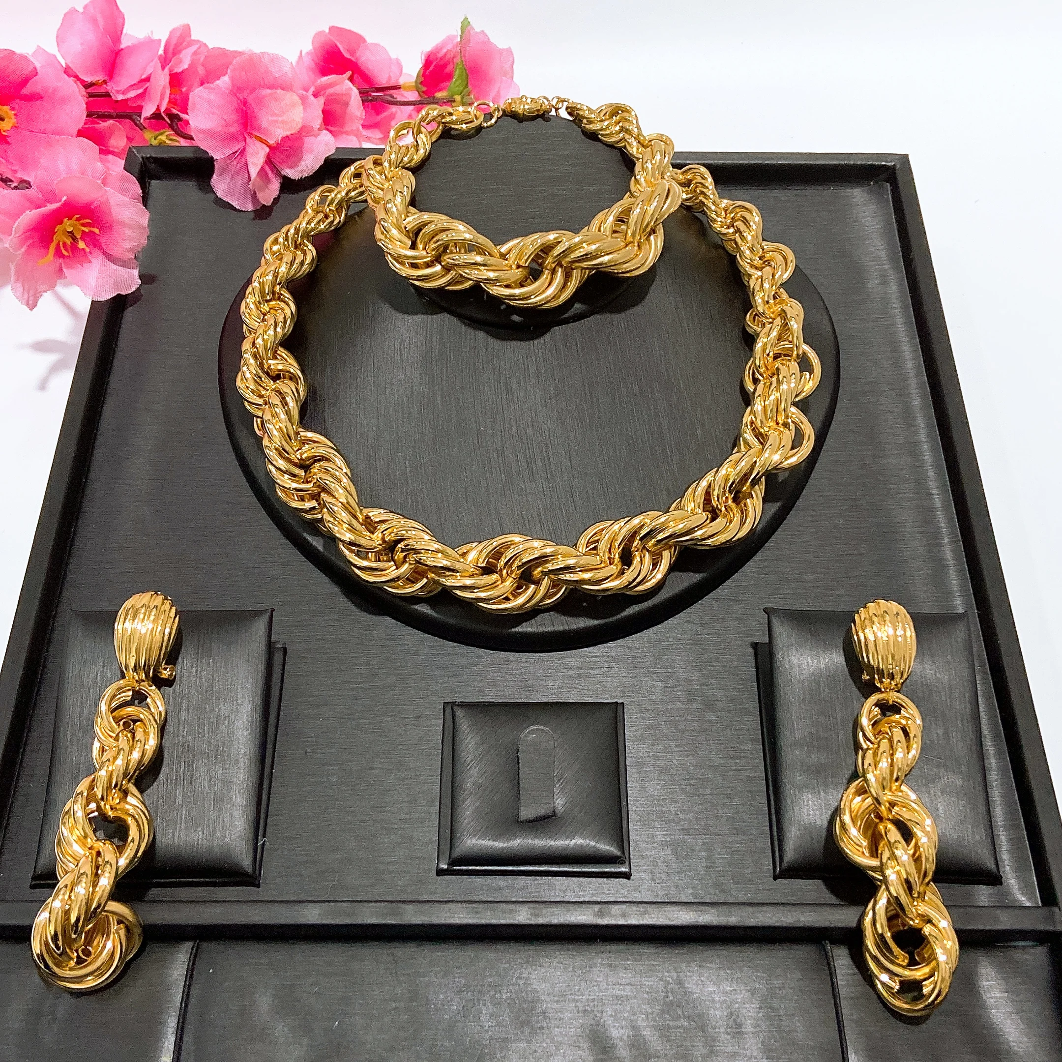 

Потрясающий хит продаж: легкий ювелирный набор с массивной цепью-веревкой, модный, изысканный, позолоченный, 4 предмета (колье, браслет, серьги, кольцо)