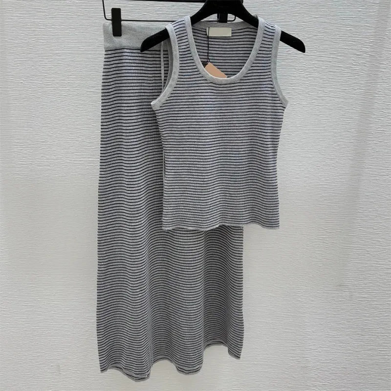 

High-quality women's vest and skirt set with horizontal stripes in black, gray,navy blue fashion 25825155