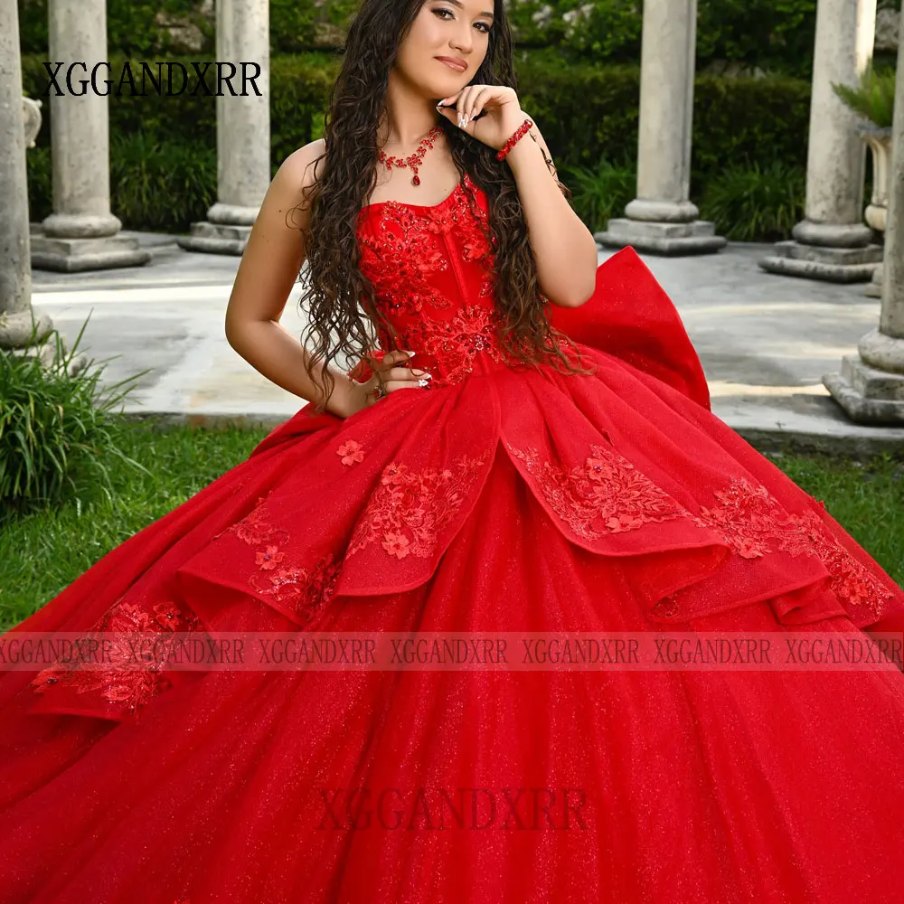 Maßgeschneidertes glänzendes rotes Spitzen-Ballkleid Quinceanera-Kleid 2026 Blumenapplikationen Schichten Schleife Sweet 16 Vestidos De 15 Anos Geburtstagsgala