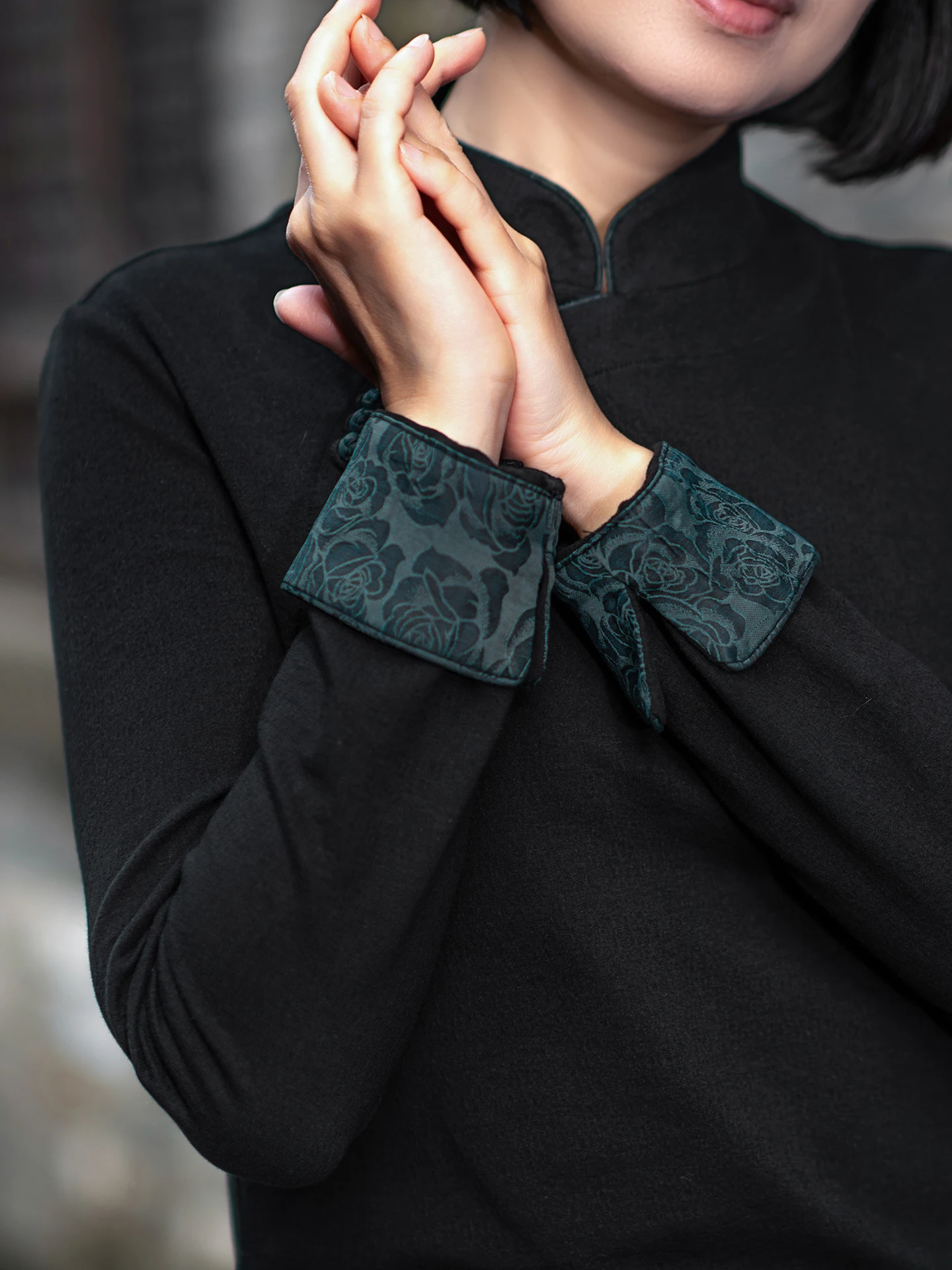 

New Chinese Sle Bla Knitted Cotton irt with Button Detail Long Sve Sle Top for Spring Autumn Season