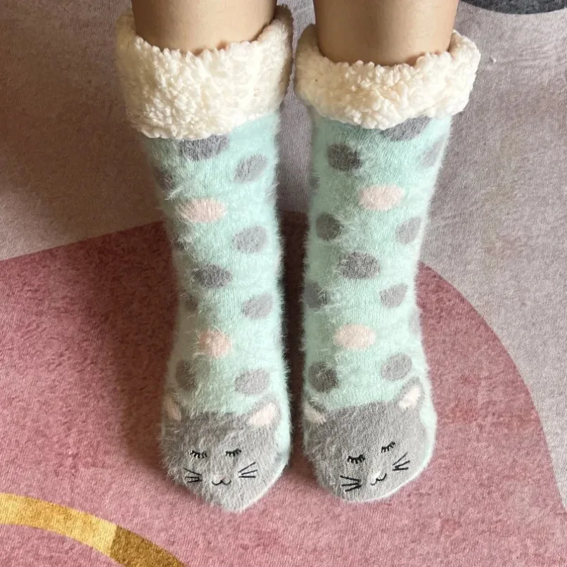 퍼지 보온 양말 여성 겨울용 따뜻하고 재미있는 곰 고양이 귀여운 카와이 미끄럼 방지 만화 수면용 부드럽고 편안한 여성용 바닥 슬리퍼 양말