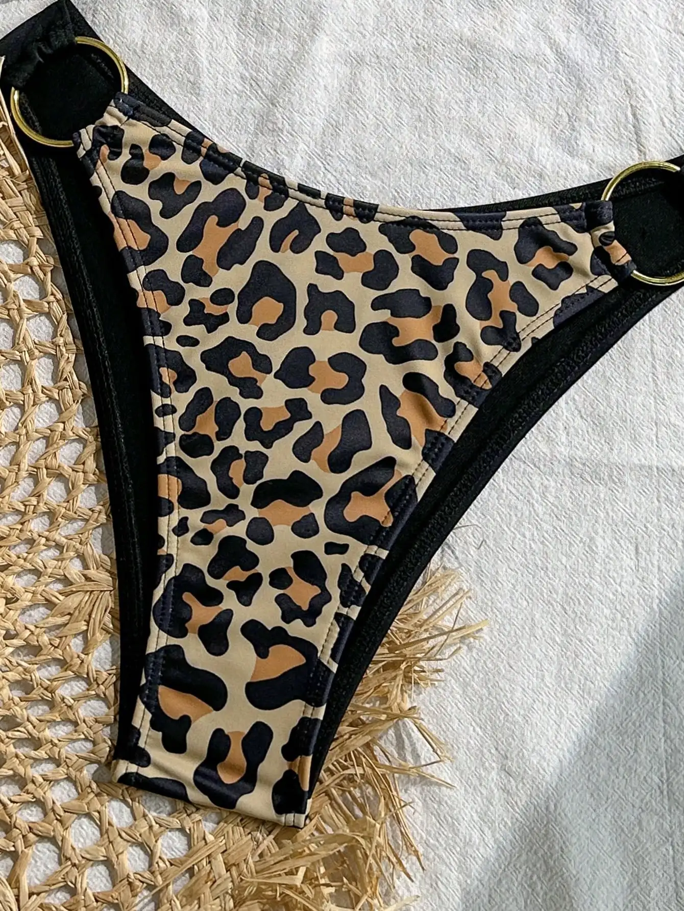 2025 Recién llegado, Top de Bikini con cuello Halter y bloques de Color con estampado de leopardo elegante y a juego, parte inferior de Bikini con Tanga y estampado de leopardo