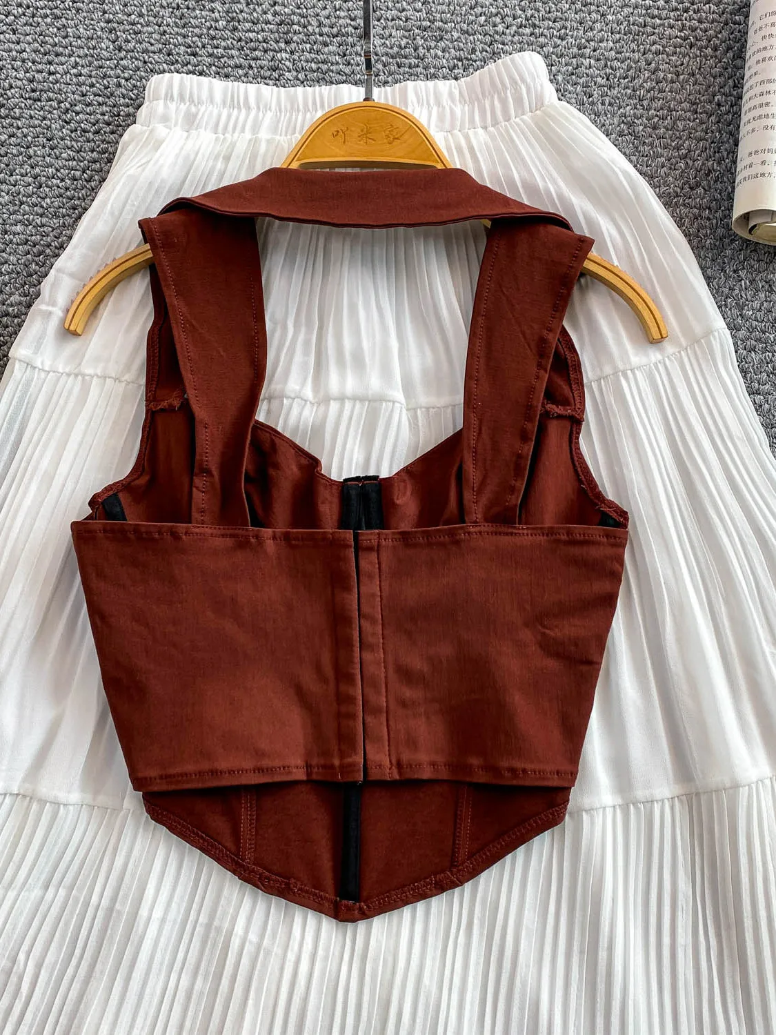 섹시한 짧은 크롭탑 여성용 스트랩 베스트 스퀘어 칼라 홀터넥 디자인 슬림핏 가슴 랩 여름 패션 트렌드