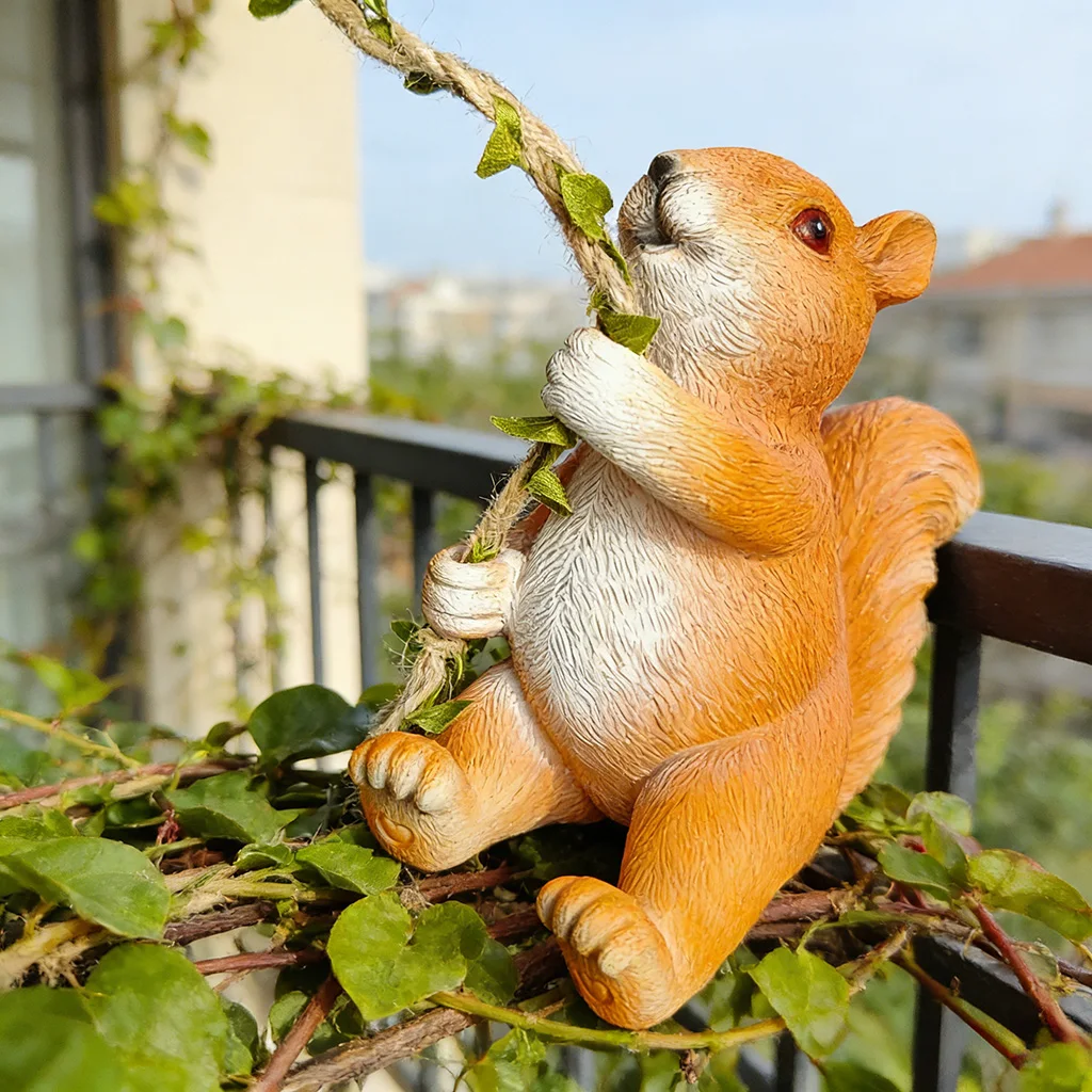 Cute Hanging Squirrel Resin Figurine Climbing Rope Outdoor Garden Yard Tree Decor Ornament