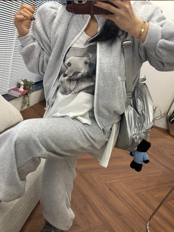 ชุดเซ็ตสองชิ้น เสื้อฮู้ดซิปขนฟูอุ่นๆ และกางเกงขายาวทรงกว้าง แฟชั่นเสื้อผ้าผู้หญิงสำหรับฤดูใบไม้ร่วงและฤดูหนาว สไตล์ลำลองและสปอร์ต