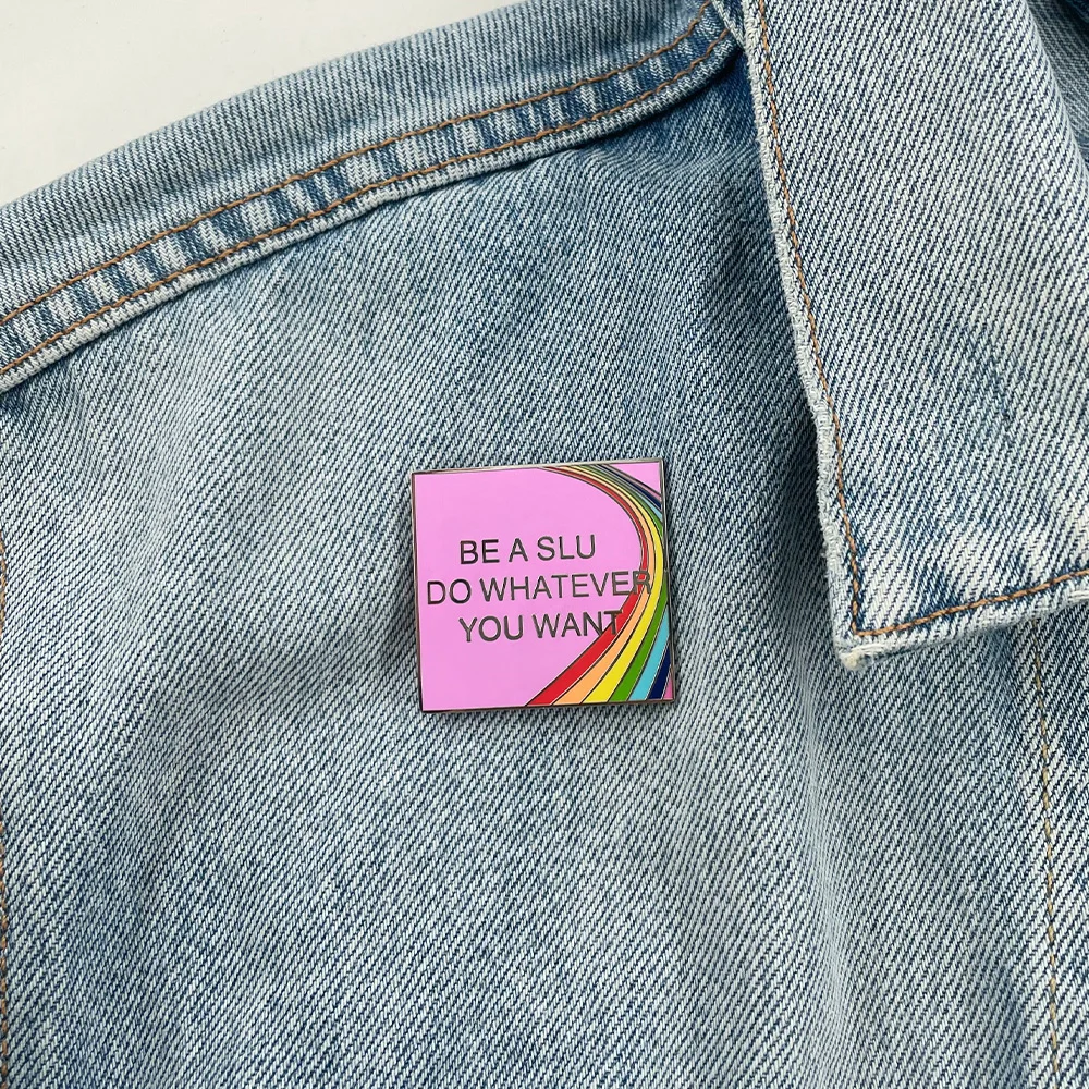 كن امرأة سيئة تفعل ما تريده شارة جرافيك مضحكة العصرية فتاة جامعية الفكاهة نمط الشارع بروش لطيف