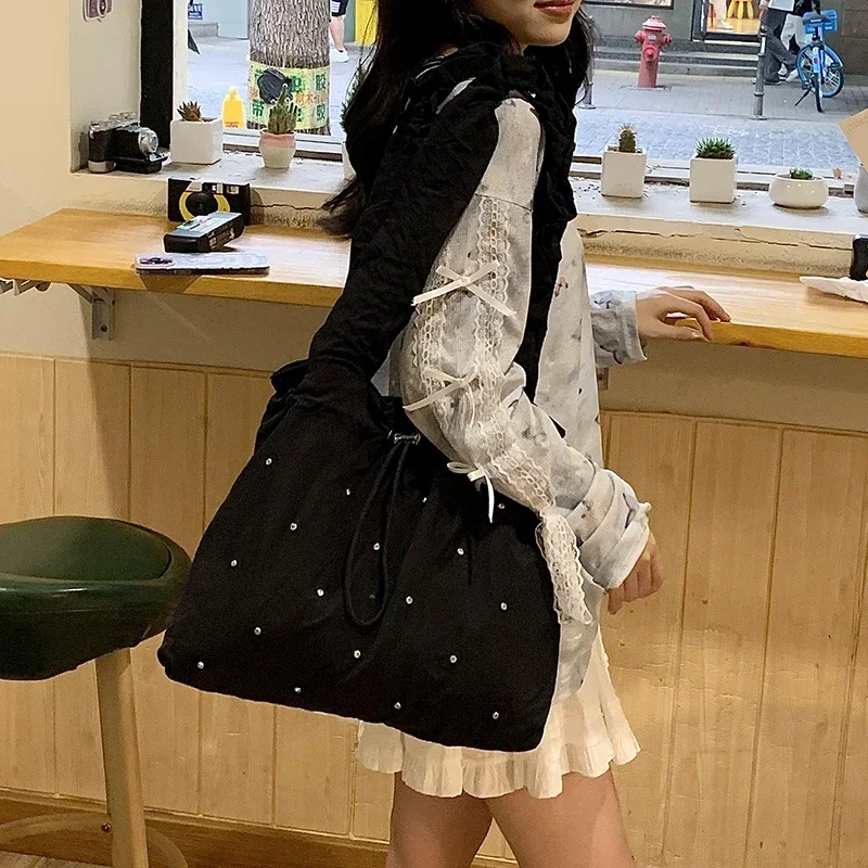 Borse a tracolla per giovani in Nylon solido con coulisse nuove borse da donna di grande capacità in vendita 2024 borse versatili Casual di alta