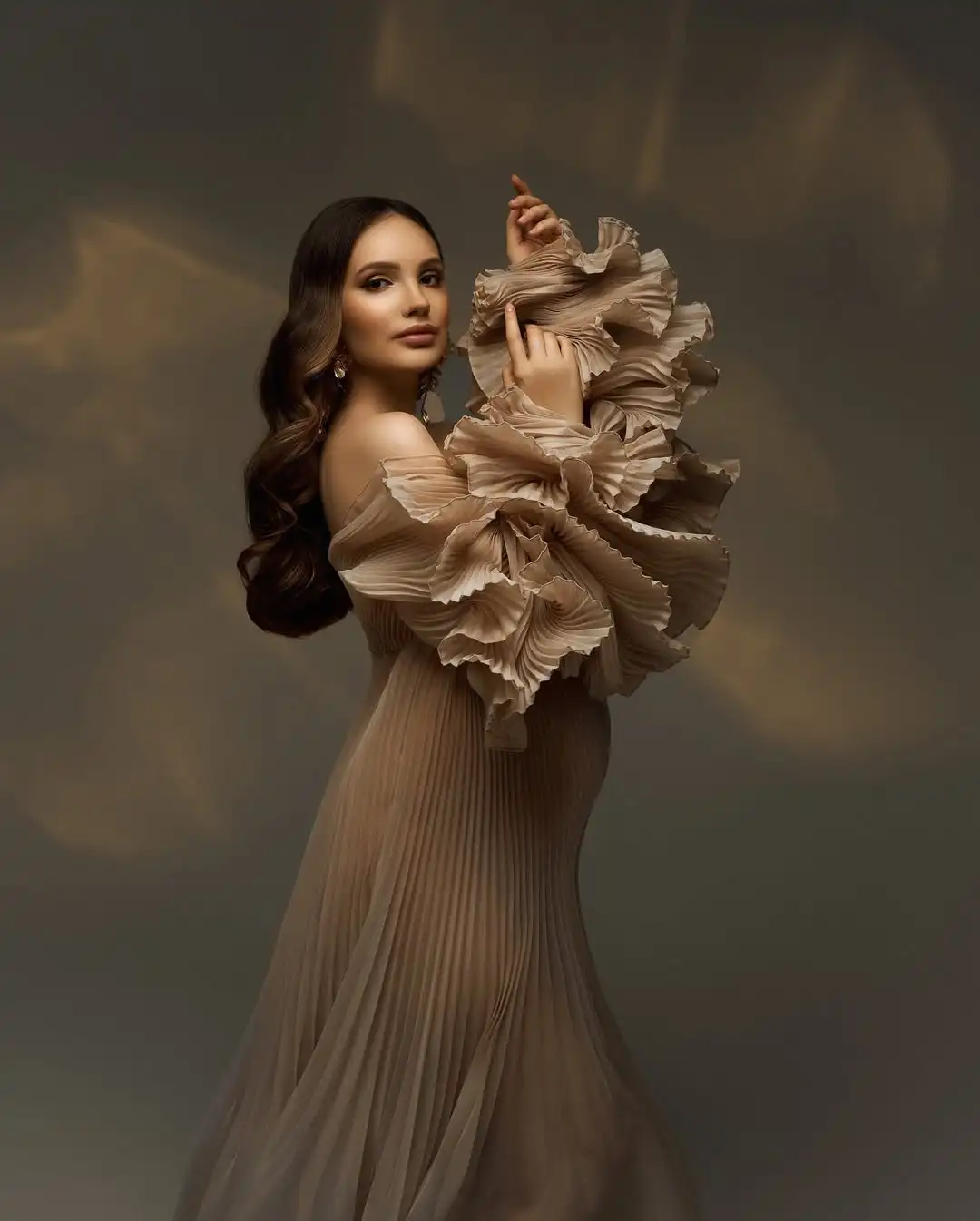 Atemberaubendes, khakifarbenes, plissiertes Umstands-Fotoshooting-Kleid mit langen Ärmeln, plissiertes Organza-Umstandskleid für Fotoshooting, Babyparty-Kleid