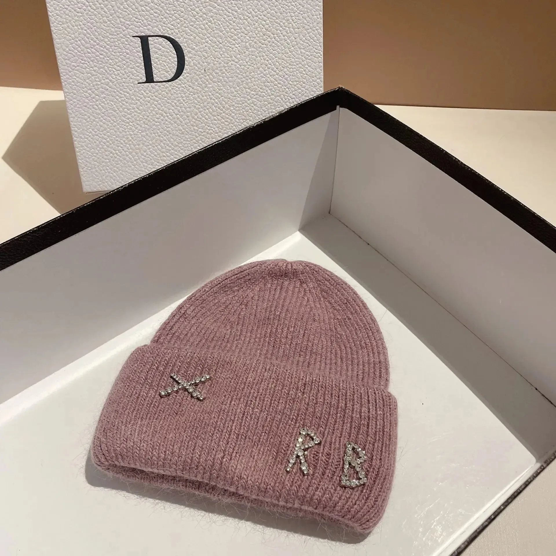 Neue Echte Modische Kaninchenhaar-Diamant-Buchstaben-Mütze, Warme Strickmütze für Damen, Designer-Freizeitmütze, Skimütze – Detail 12