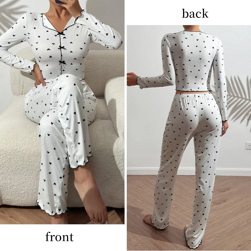 طقم بيجامة نسائي برقبة على شكل حرف V مع أكمام طويلة مطبوعة على شكل قلب مع بنطال طويل ومزين بالخس طقم بيجامة نسائي
