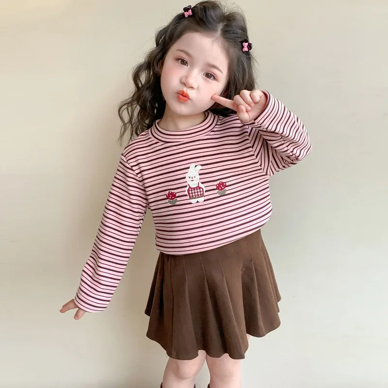 قميص بناتي مخطط ومخملي لخريف وشتاء 2025 نمط جديد للأطفال تي شيرت سميك قميص داخلي أنيق للأطفال #3