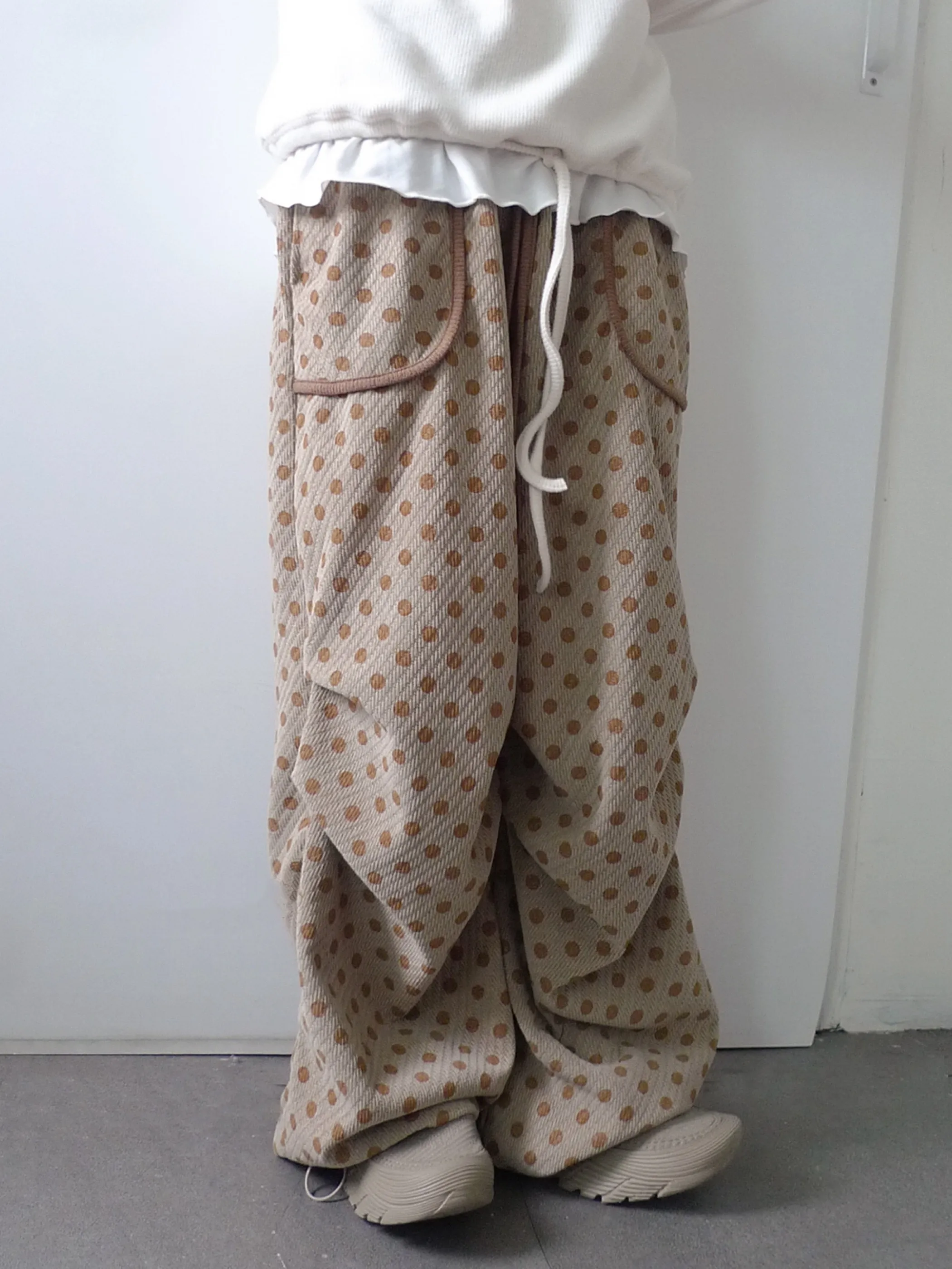 กางเกงขายาวลำลองทรงหลวมลายจุดย้อนยุค ดีไซน์จีบสีสันสดใส เอวยางยืดใส่สบายสำหรับผู้หญิง ผลิตจากวัสดุอื่นๆ