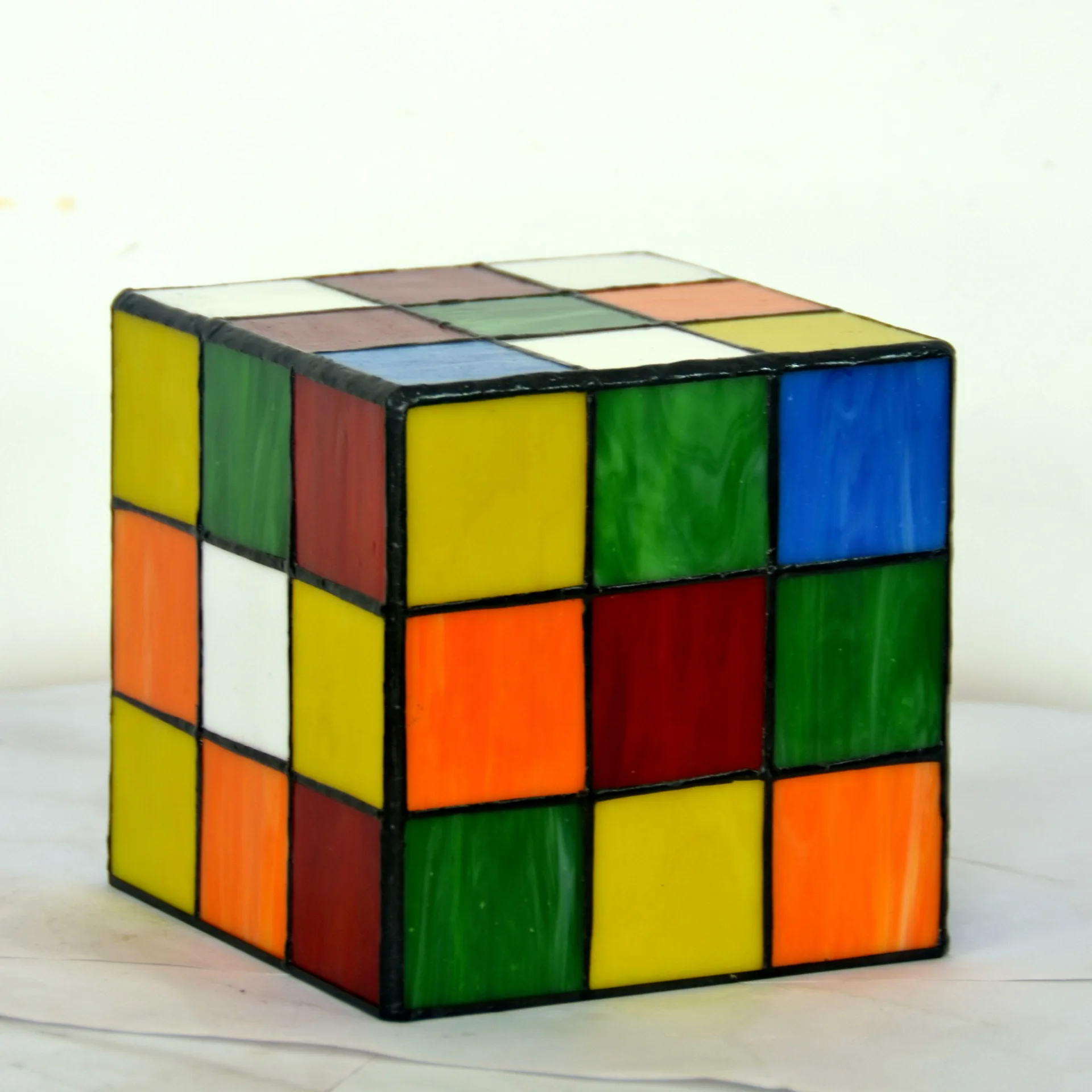 Cabeceira do quarto com luz noturna quadrada