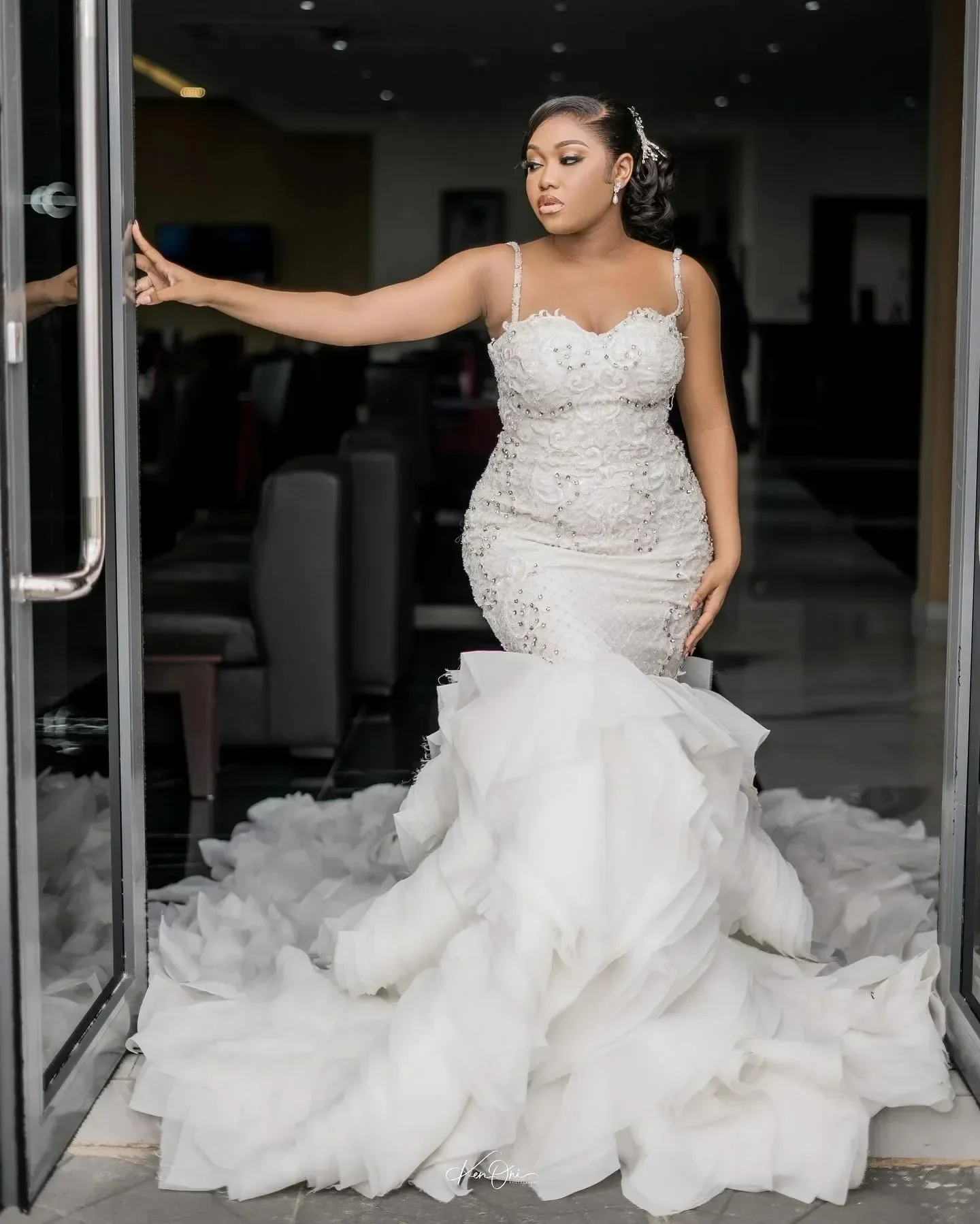 

Customized Spaghetti Strap Full Appliques Crystals Wedding Dress Vintage Mermaid Tiers Ruffles Arabic Aso Ebi Bridal Gowns