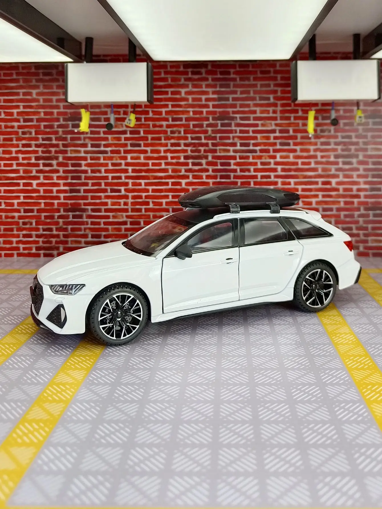 1:24 modelo de carro de liga de carro RS6, portas e capô do motor, porta-malas pode ser aberto, presente de carro de brinquedo com feedback de som e luz para crianças
