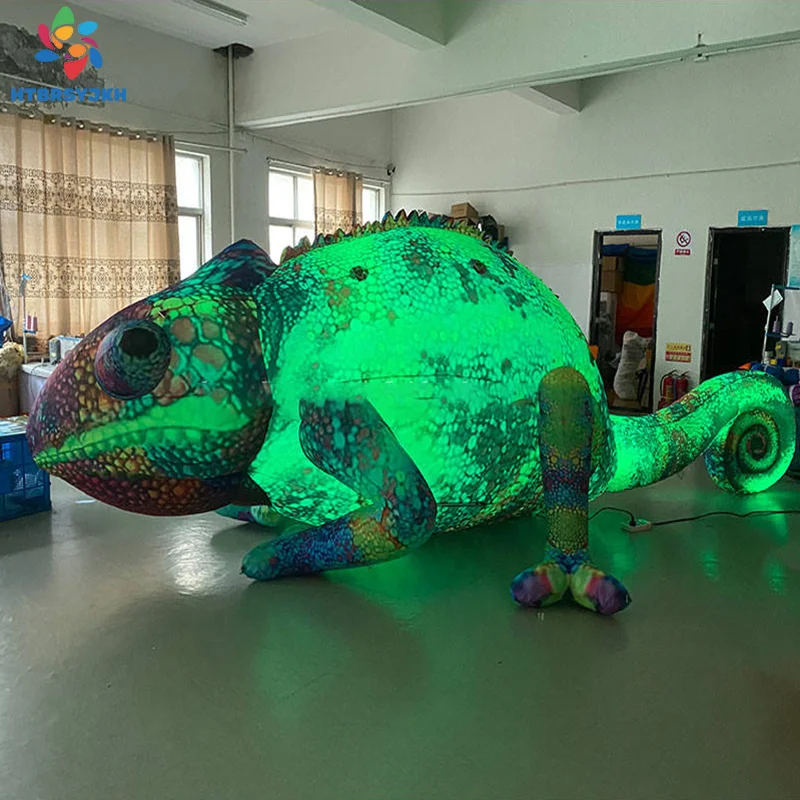

Giant inflatable chameleon model with LED lighting. For Halloween animal-themed party decoration.