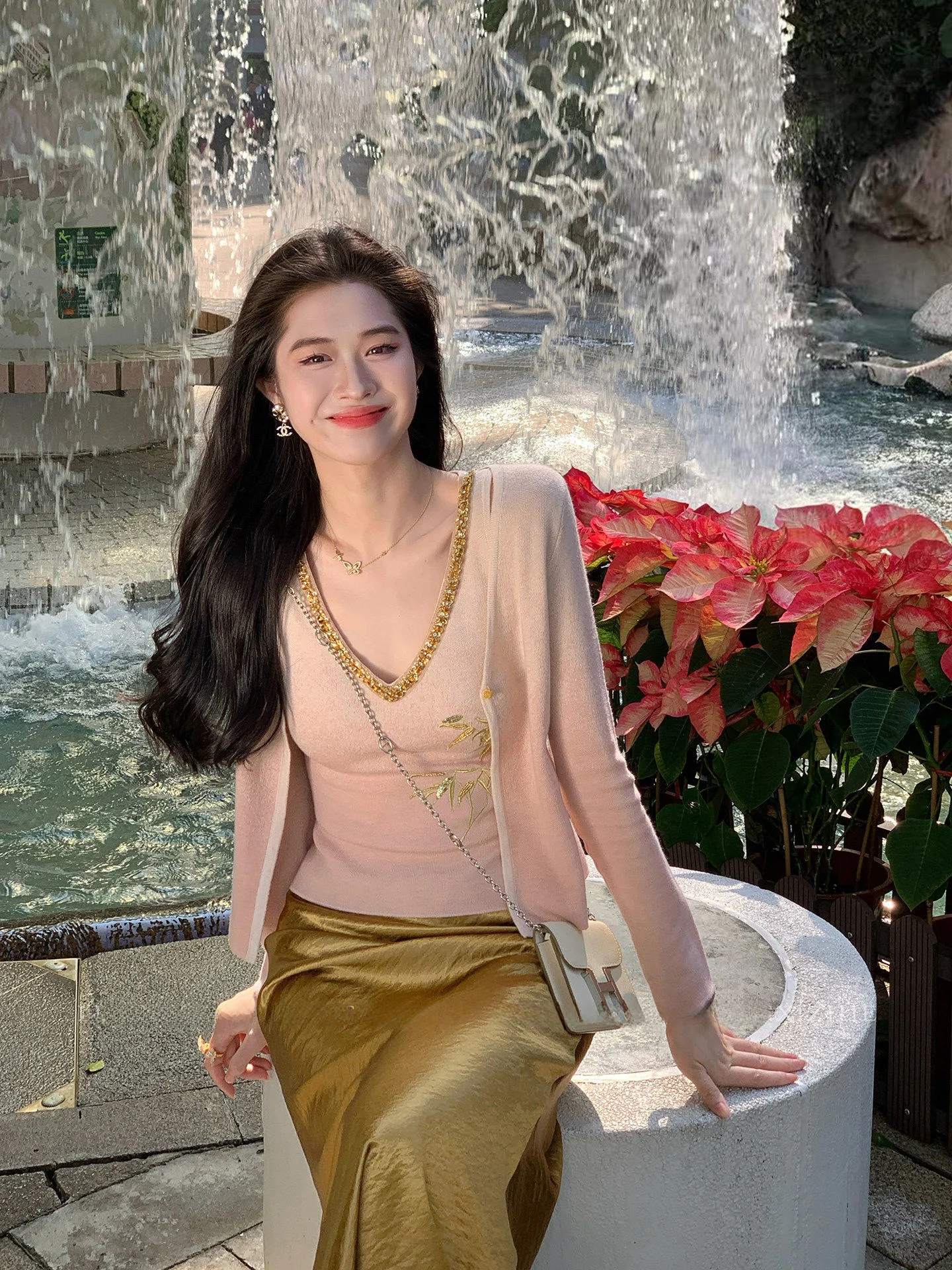 

Вязаный комплект Lingan Zhihe: женский облегающий топ с вышивкой, V-образным вырезом и застежкой на пуговицах, французский стиль, для ранней весны