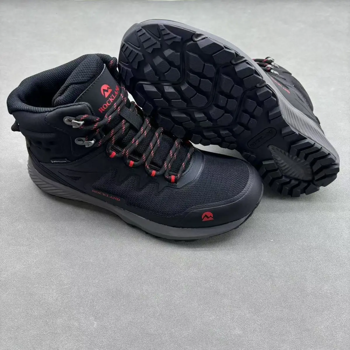 

New wear-resistant, high-quality, lightweight, breathable outdoor hiking shoes, walking shoes, casual shoes. Very good.