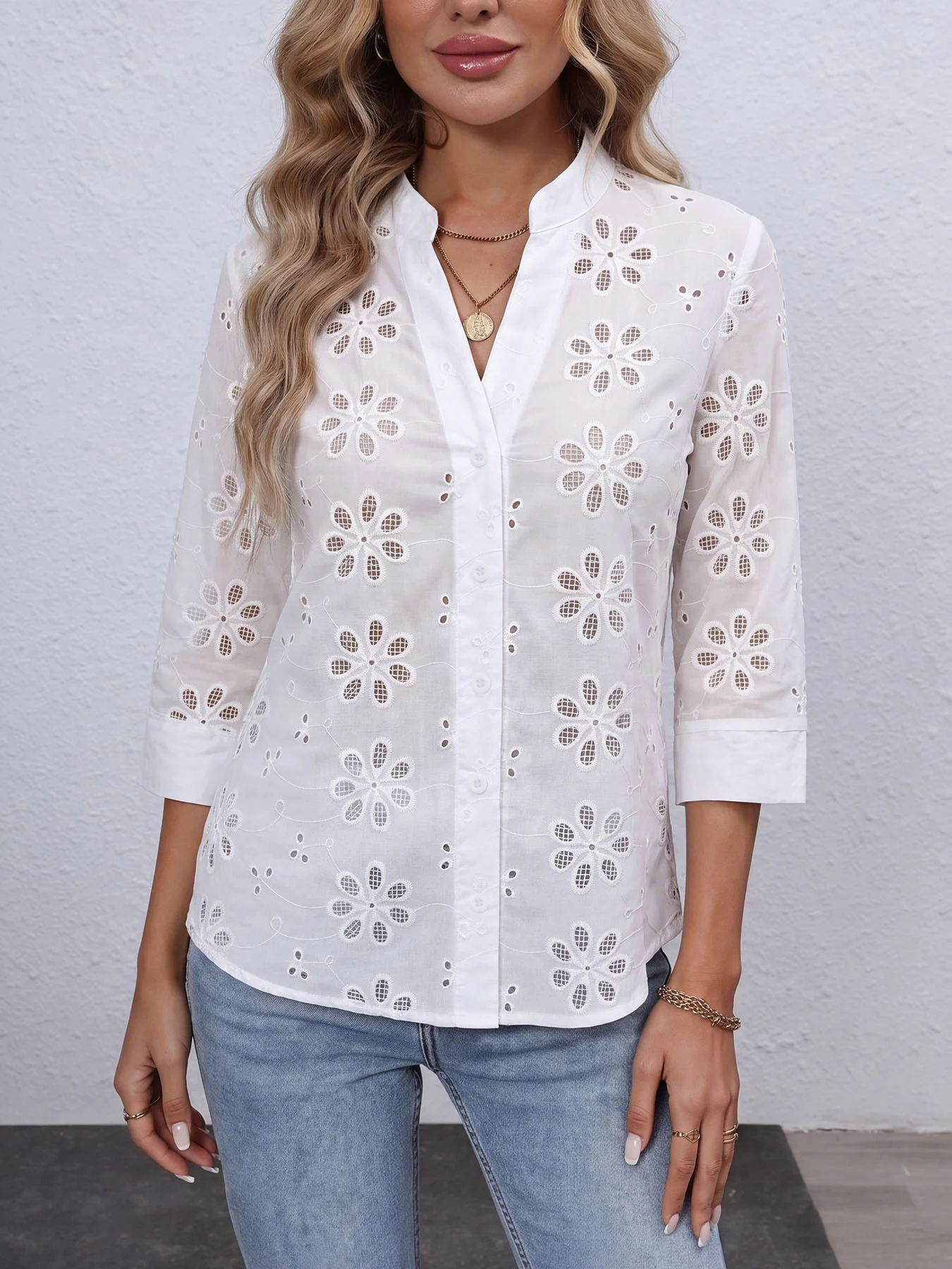 Damen-Hemdbluse aus 100% Baumwolle mit V-Ausschnitt und Knopfleiste sowie französischer Lochstickerei – Detail 4