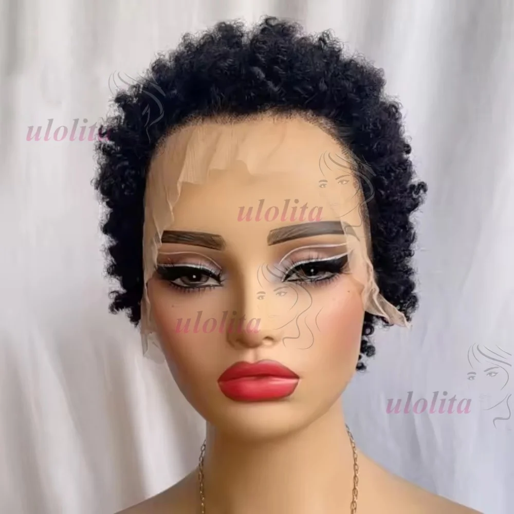 Premium 13x4 Lace Front Kurze Caterpillar Lockige Echthaarperücke in Naturfarbe aus brasilianischem Remy-Haar, geeignet für den täglichen Gebrauch von Frauen. – Detail 3