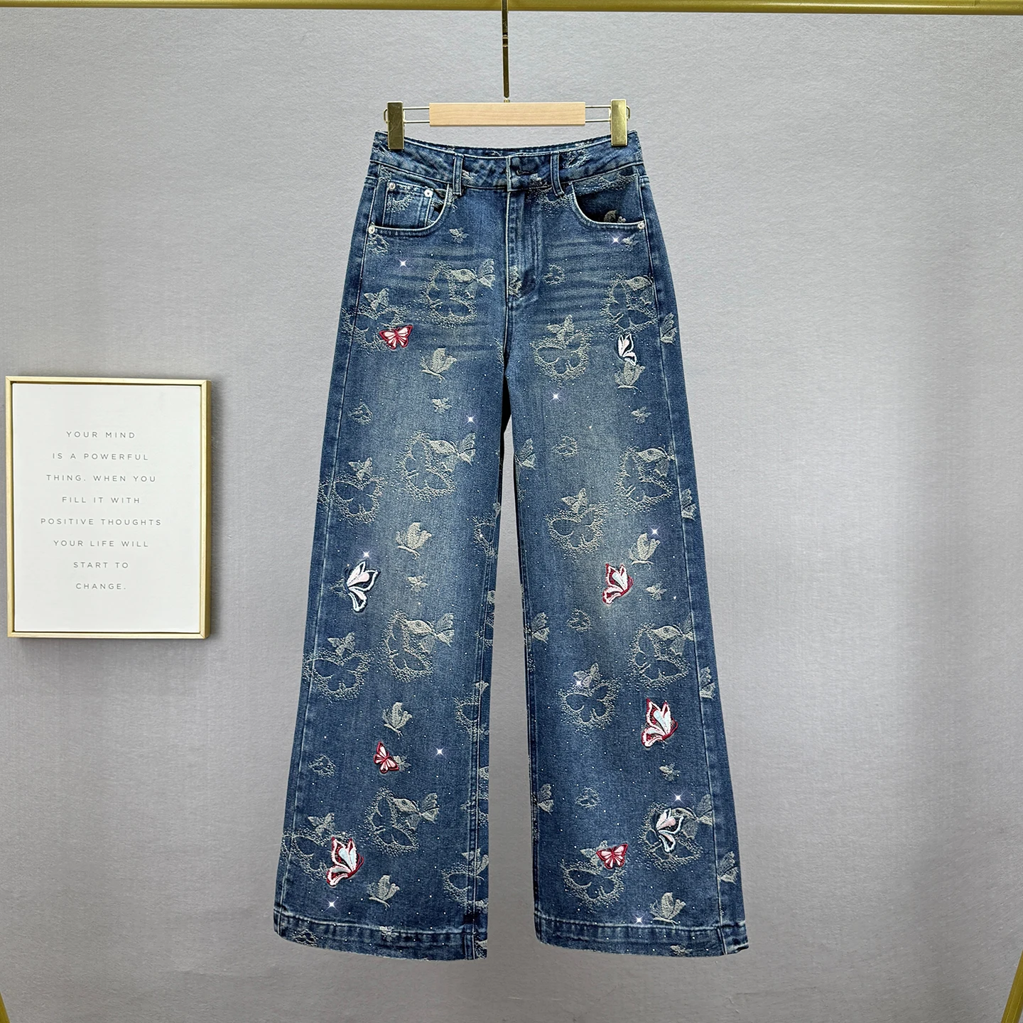 

Женские джинсы со стразами и вышивкой-бабочкой, расширенная длина, весна 2026, новые свободные утягивающие широкие брюки с высокой талией, тренд