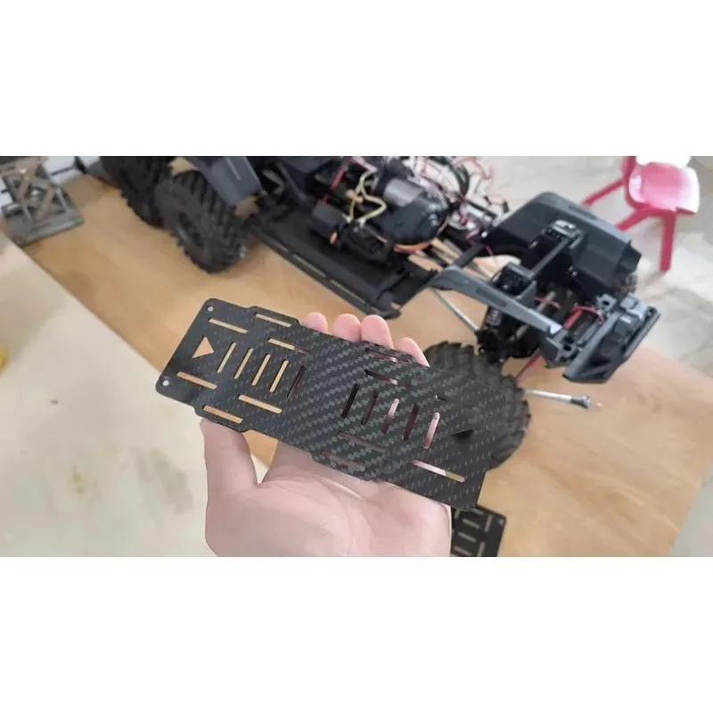 Easy-Install Dual Strap Design Carbon Fiber Battery Compartment – Upgrade Parts for CROSSRC EMO XL2 1/8 Scale RC Crawler