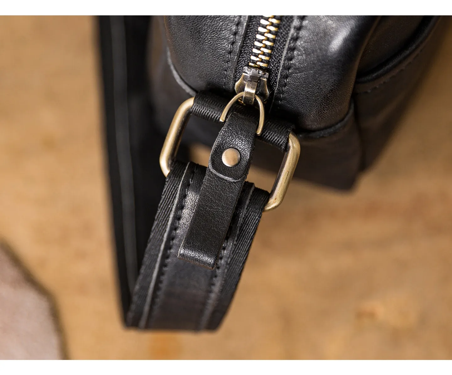 PNDME lässige Luxus-Umhängetasche aus pflanzlich gegerbtem Rindsleder für Herren, modische Vintage-Umhängetasche aus natürlichem Echtleder für junge Männer. – Detail 17
