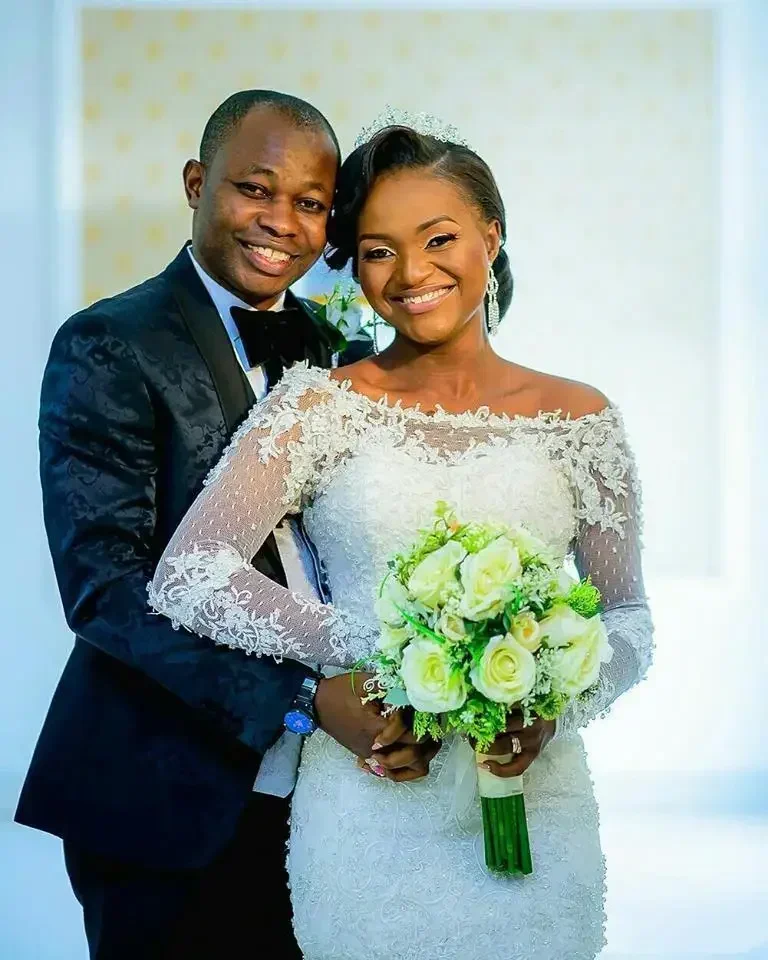 Vestidos de novia de sirena personalizados 2025 Manga larga Tallas grandes Satén Nigeria País Africano con cuentas Vestidos de novia vintage