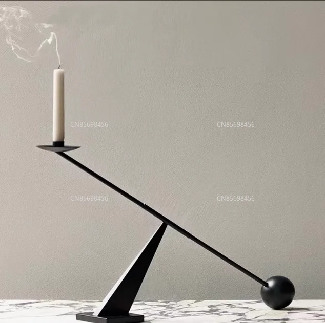 

Черный подсвечник творческая простота личность геометрические линии романтический ресторан при свечах