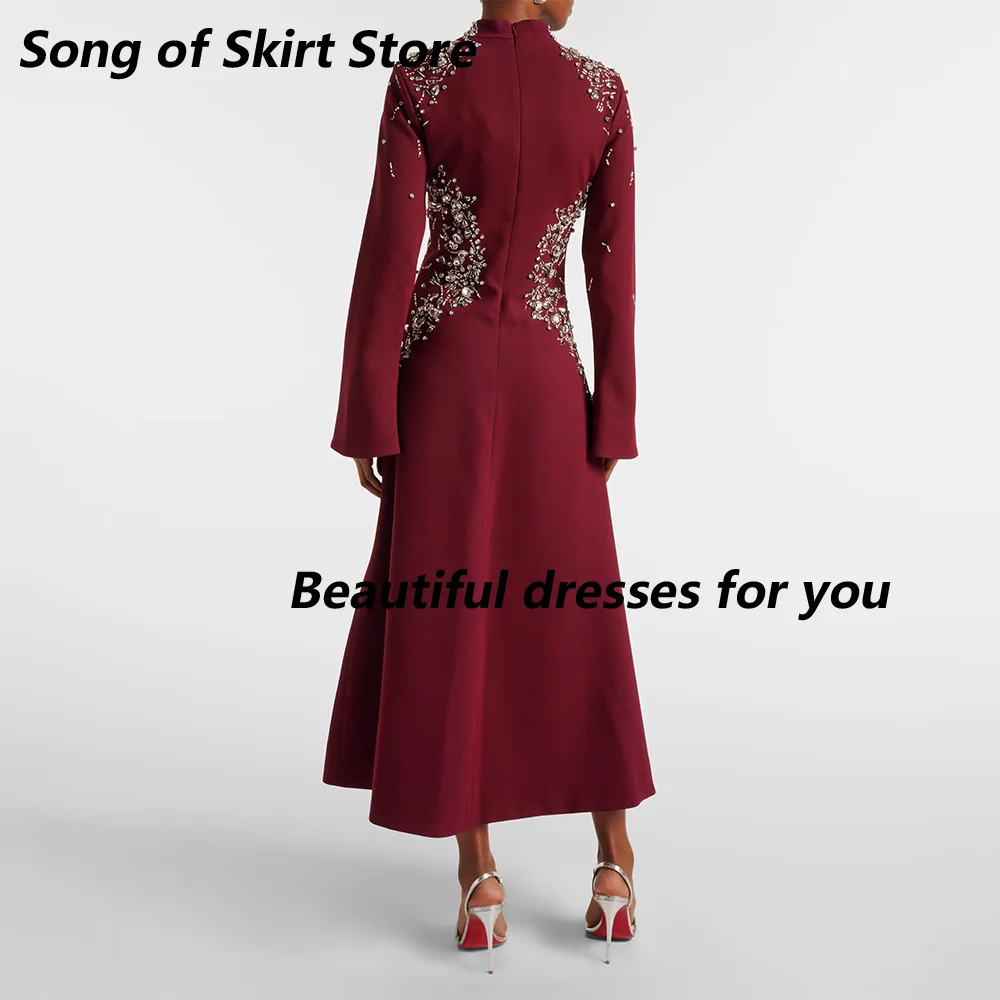 فستان سهرة عنابي مخصص بأكمام طويلة ورقبة عالية مطرز بالكريستال السعودي فستان حفلات موضة عربية فيستدوس دي فييستا #2