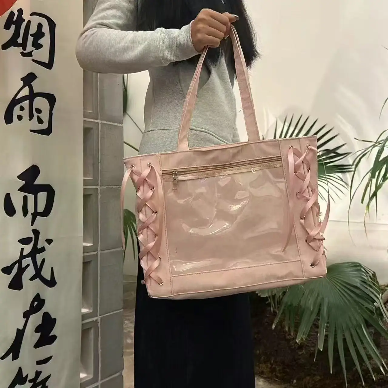 Süße & Coole Ita-Tasche für den Täglichen Arbeitsweg & Streetwear, mit Schleifendekoration, Niedlicher Puppen- & Abzeichenhalter, Lässiger Anime-Stil, Geräumige Tragetasche – Detail 5