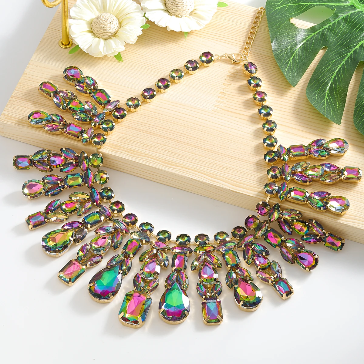 girlgo Luxurious Full Rhinestone Pendant Necklace - Elegant Sparkling Jewelry Perfect for Parties Weddings and Special Occasions
