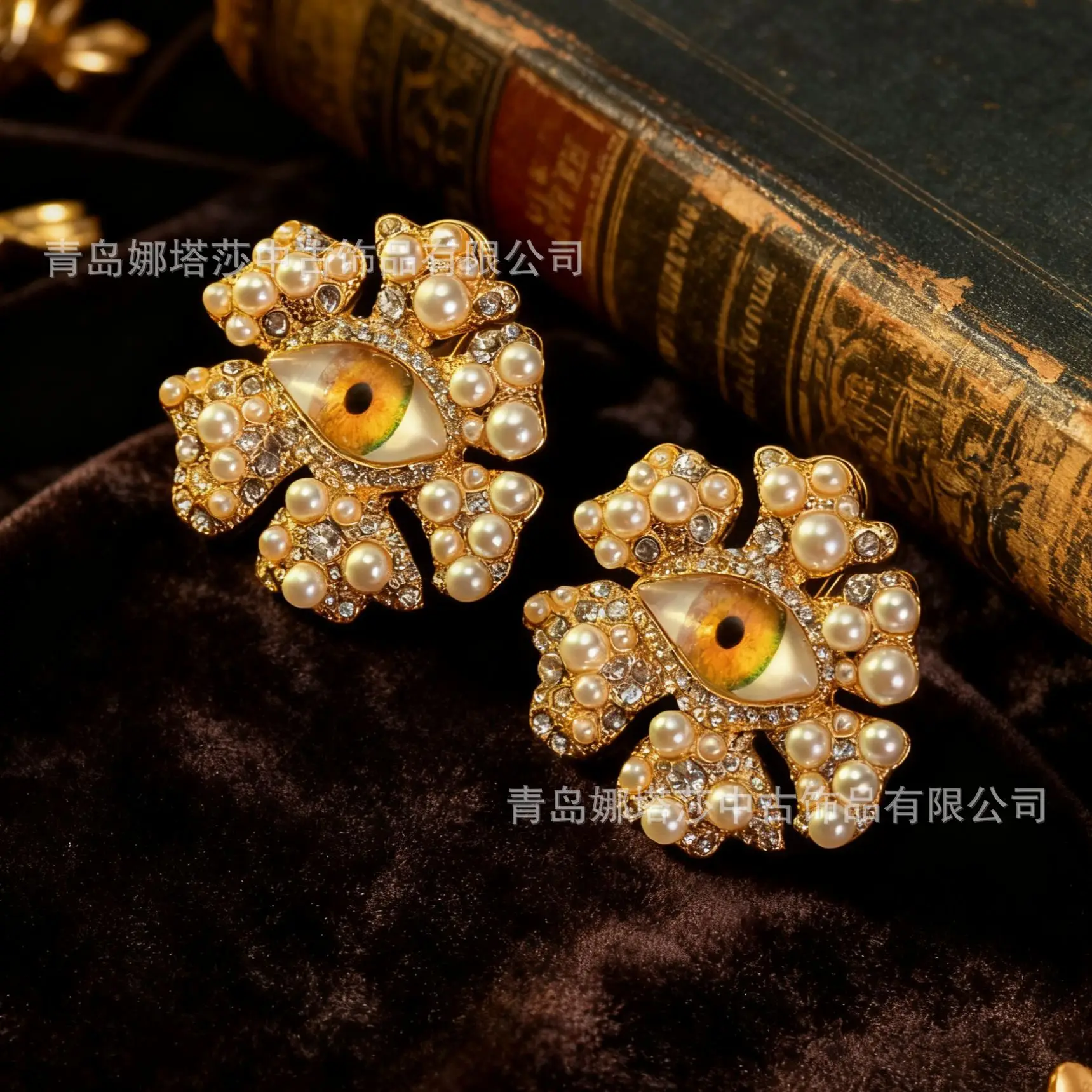 New vintage European and American earrings with exaggerated creativity, mid-style stud earrings, and a niche European and Americ