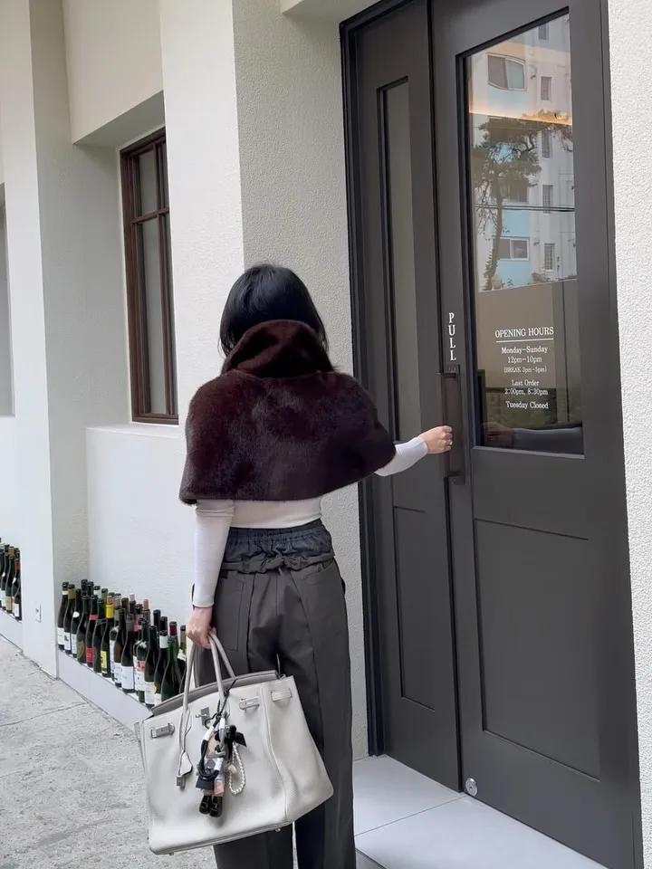 أنيقة الصلبة فو الفراء التلبيب صدرية قصيرة المرأة عادية أفخم السراويل القصيرة معطف فضفاض سيدة 2025 الشتاء عالية الشارع الصدريات