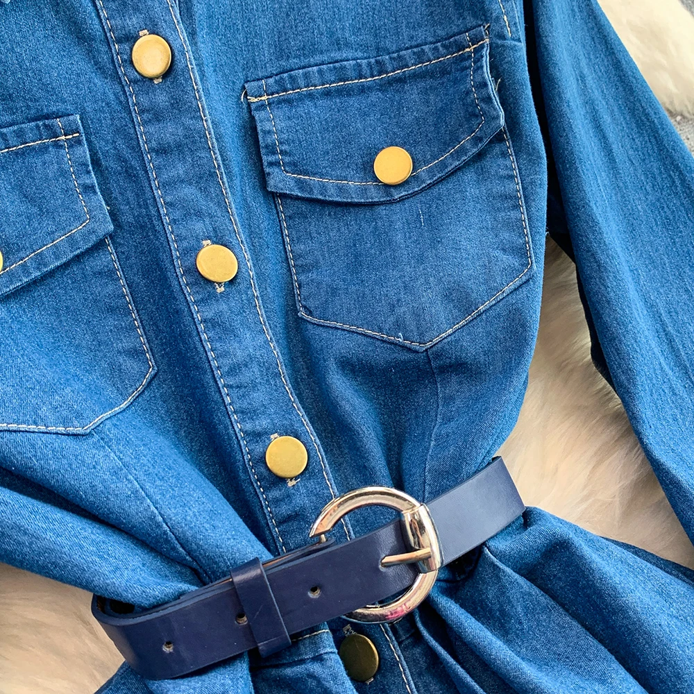 Sukienka damska dżinsowa w stylu retro, ciemnoniebieska, z klapami, bufiastymi rękawami, jednorzędowym zapięciem na metalowe guziki, kieszeniami, podkreślająca talię, z rozcięciem, sukienka koszulowa.