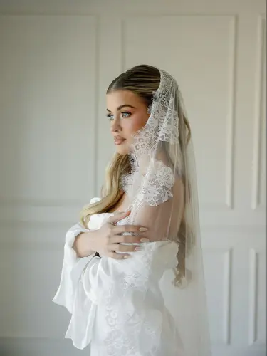 Imagen 2 del producto Velo de novia Mantilla hasta catedral con borde de encaje festoneado, elegante velo de novia largo de un solo nivel con peine (Marfil/blanco) G77