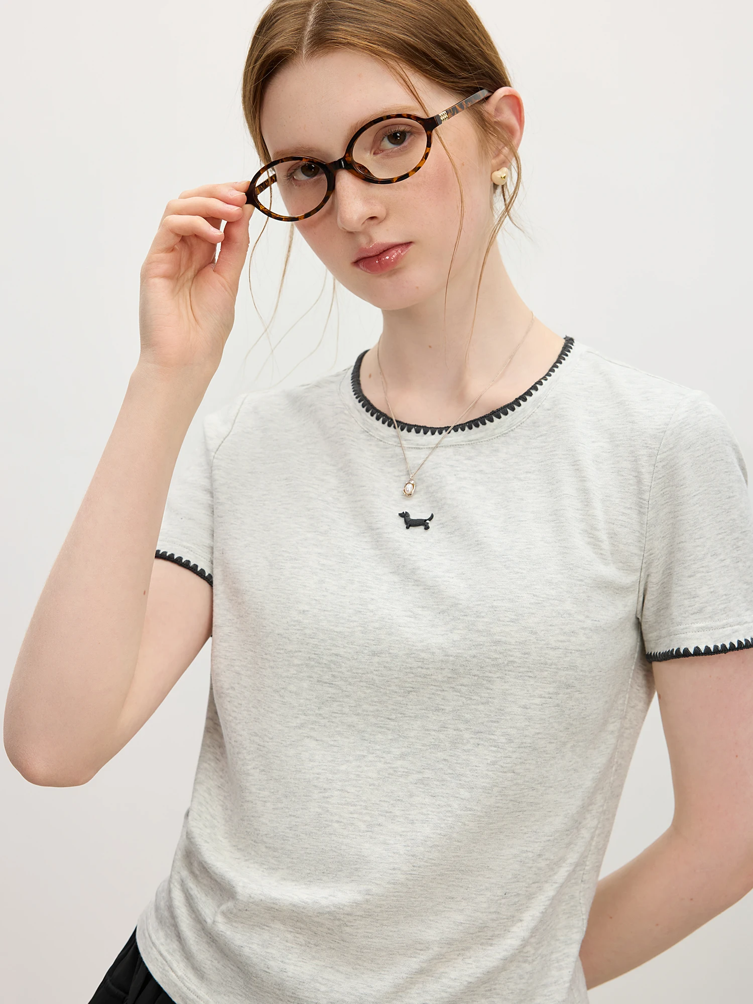 FSLE Contrast Color Shell Embroidered Puppy Short-sleeved T-shirt Female 2025 Summer New Arrival Round Neck Gray Top 25FS12772