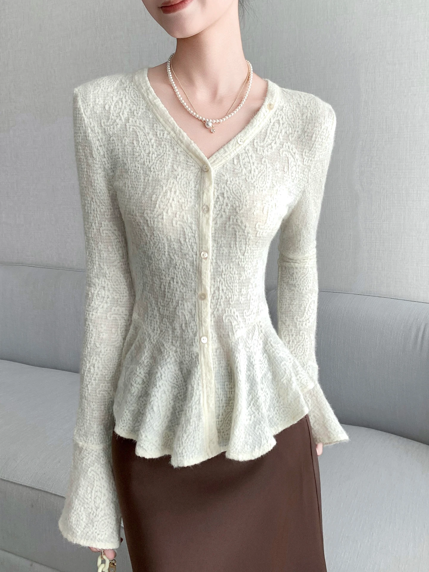 

White V-Ne Lace Open Cardigan Women's Faion Slimming Bell Sve Top Spring 2026 New Sle Commute Simple Sle