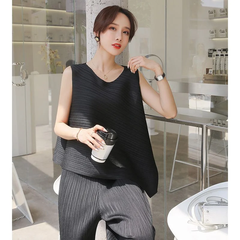 

Women's Casual Loose Sleeveless Pleated Wide Leg Nine Points Slimming Pleat Two Piece Set Trendy Three Piece Ensemble