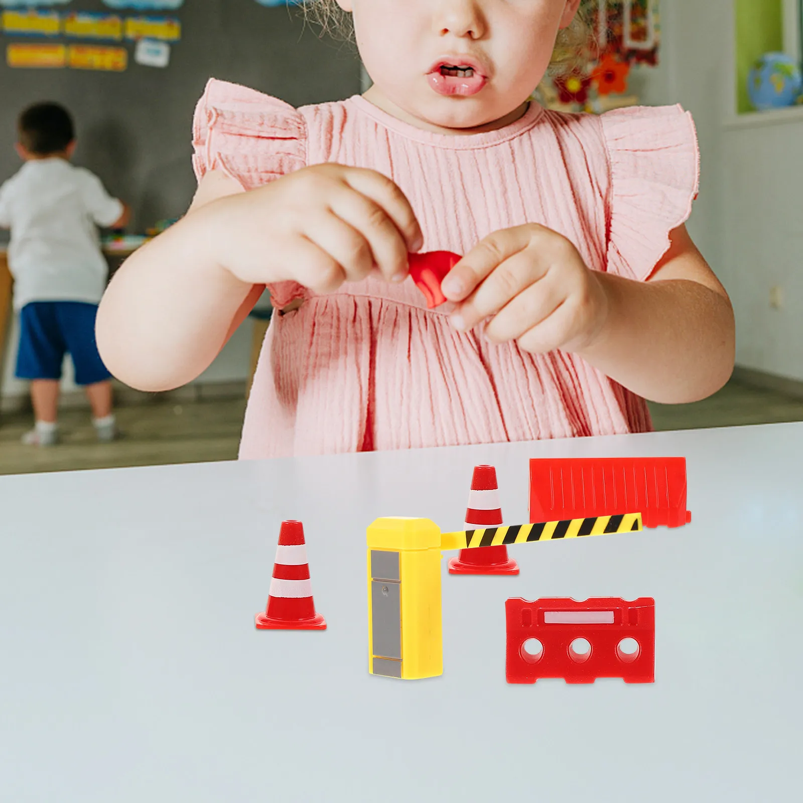 

Набор миниатюрных дорожных барьеров и знаков: развивающая имитация дорожных заграждений, аксессуары для детских строительных машинок