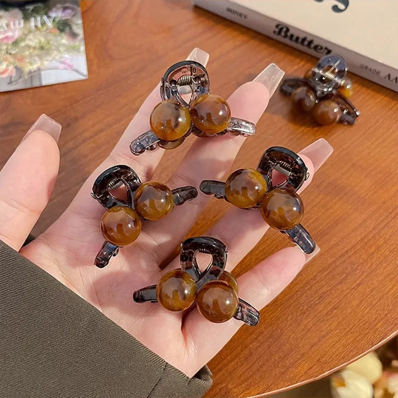 مخالب شعر أكريليك مستديرة صغيرة لطيفة على شكل كهرمان للنساء، صغيرة فاخرة وخفيفة الوزن ومتعددة الاستخدامات ومشابك جانبية عملية وإكسسوارات الرأس