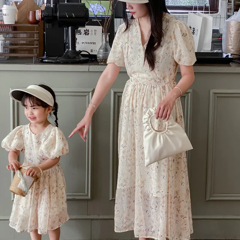 Madre figlia stessi abiti floreali mamma e bambino Tulle manica a sbuffo vestito vacanza Look abbigliamento donna ragazze carino abito vacanza