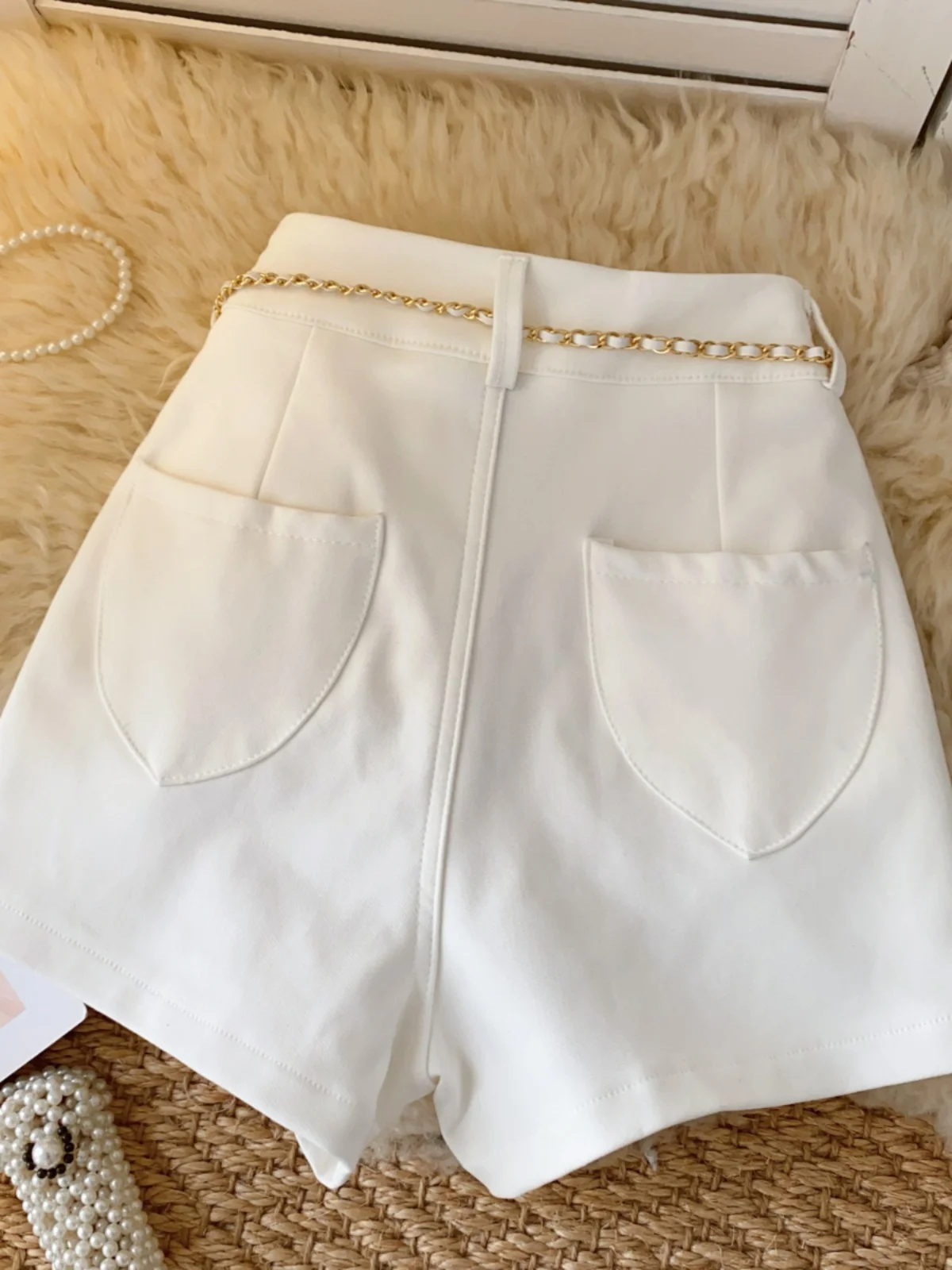 Pantaloncini casual vintage a vita alta chic catena floreale 3D pantaloni corti a gamba larga streetwear abiti coreani pantaloncini da ufficio bianchi da donna