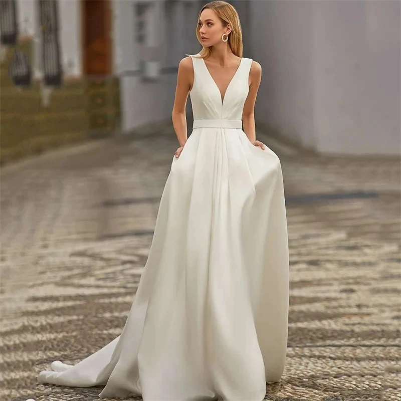 Vestidos de casamento simples acetinado para mulheres, vestidos de noiva, decote em v, sem costas, sem mangas, Sweep Train, 2024